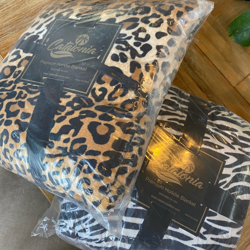 NWT Catalonia Hoodie Blanket